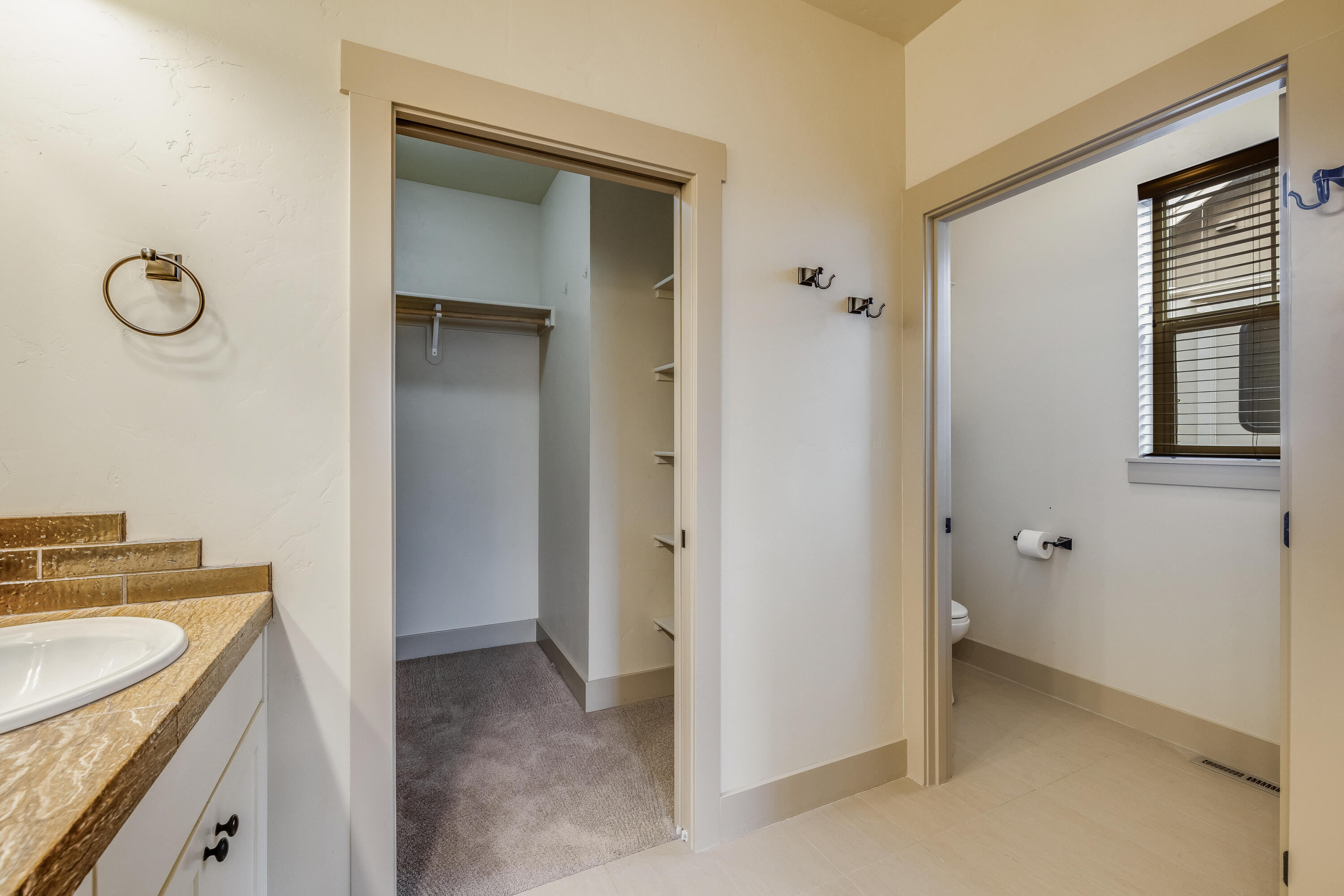 243 Northwest Saddle Ridge Loop Prineville, OR 97754 - Photo 20 of 35 Primary Bathroom