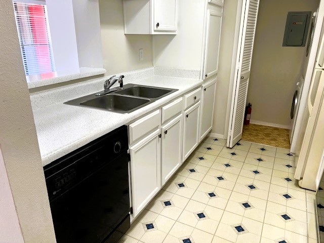 2025 Augusta Drive, Unit 804 Houston, TX 77057 - Photo 11 of 28 view of the breakfast bar open to living room