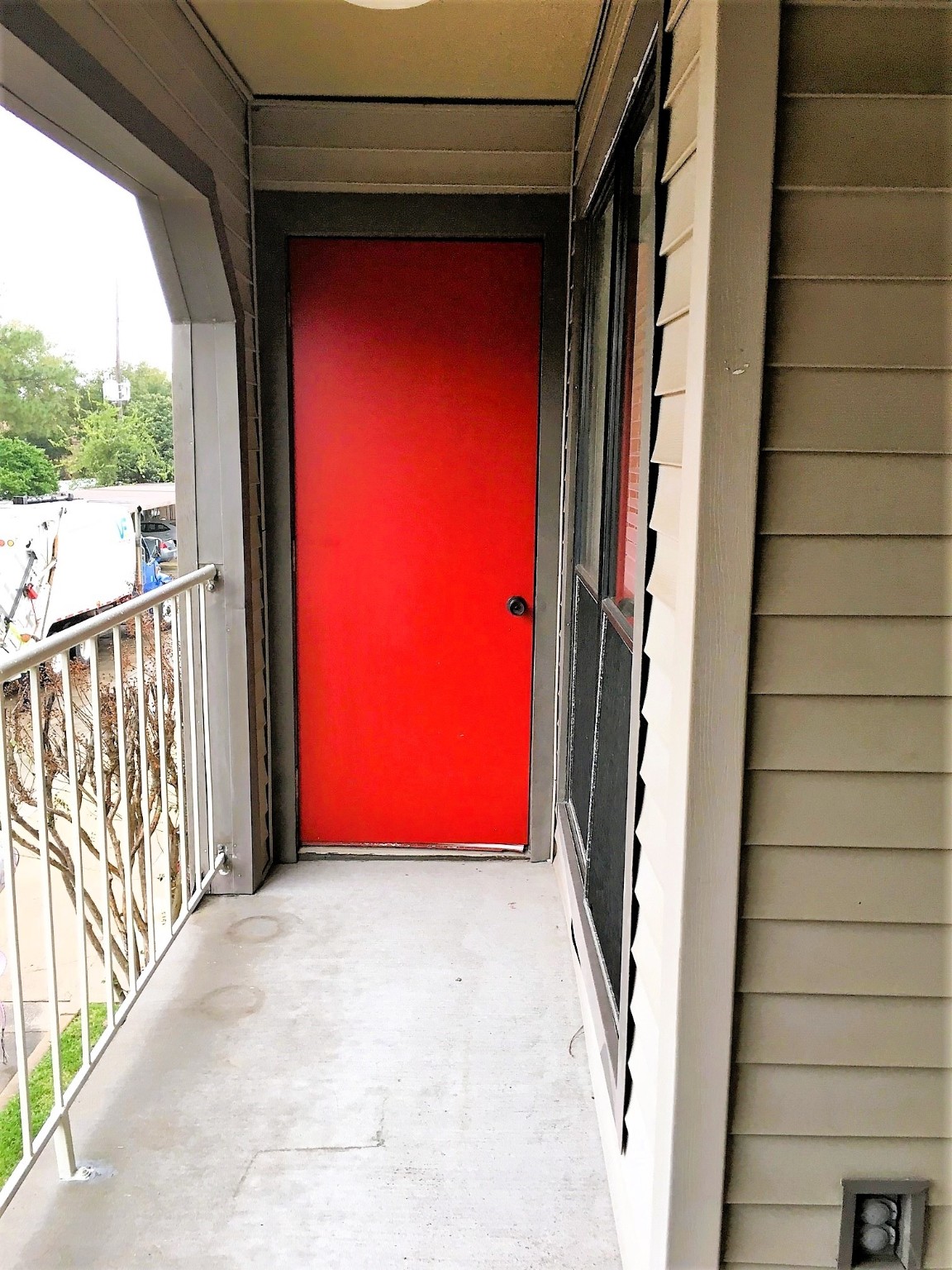 2025 Augusta Drive, Unit 804 Houston, TX 77057 - Photo 19 of 28 storage closet # 2 off balcony and living/family area.