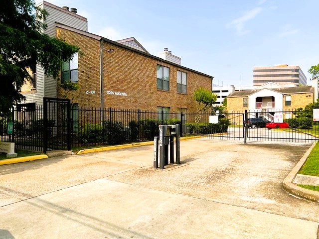 2025 Augusta Drive, Unit 804 Houston, TX 77057 - Photo 28 of 28 Enter gate area go around past the pool and mailboxes to you new home in back part of the complex. closet to dining and shopping at the galleria.