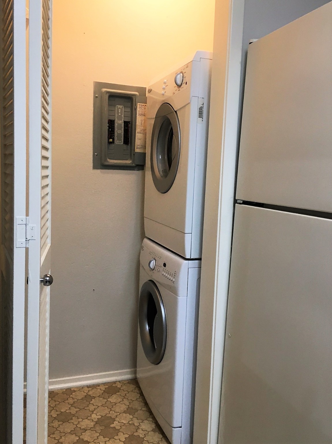 2025 Augusta Drive, Unit 804 Houston, TX 77057 - Photo 5 of 28 Laundroom in the kitchen with full size washer and dryer close by and a pantry in the closet
