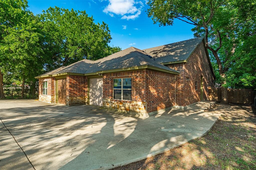 103 Del Rio Avenue Benbrook, TX 76126 - Photo 3 of 31