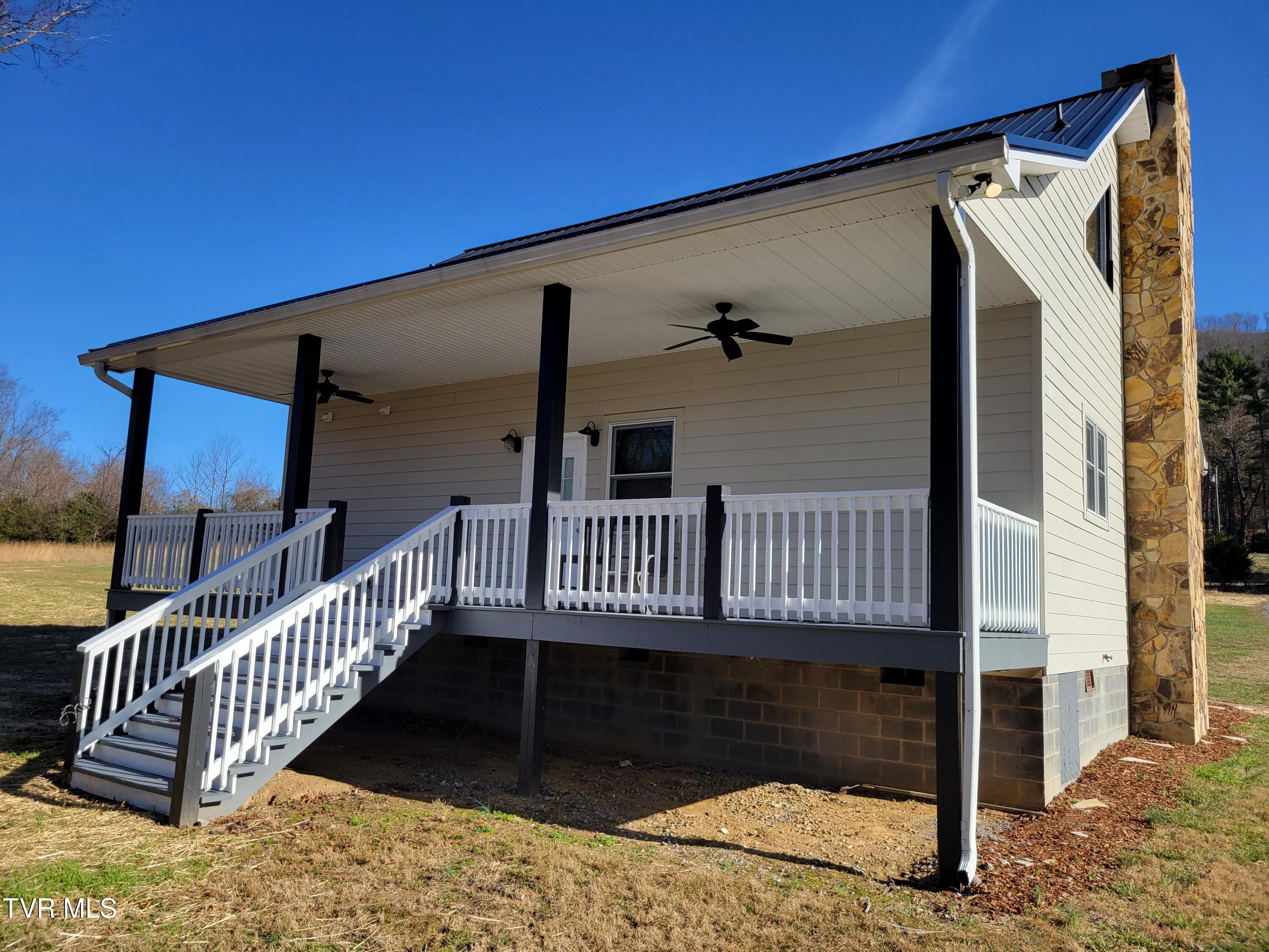 109 Carey Lane, Unit 5 Erwin, TN 37650 - Photo 3 of 22 20221219_134337