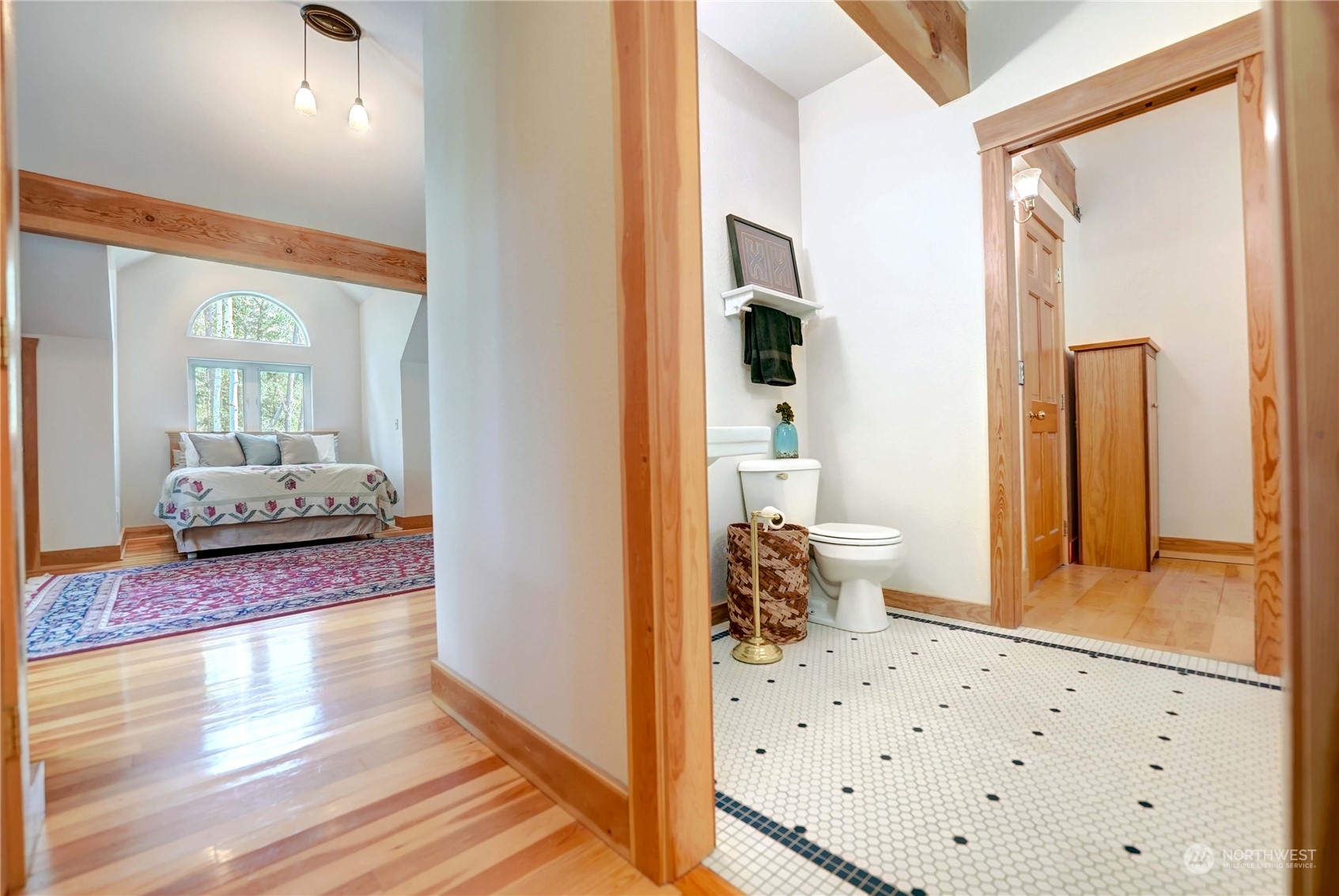 699 Lost River Road Mazama, WA 98833 - Photo 35 of 40 a view of a living room