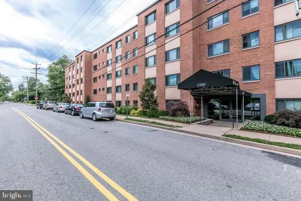 $1,720 | 1300 South Arlington Ridge Road, Unit 205, Arlington, VA 22202