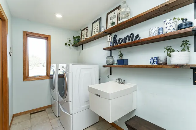 $585,000 | 61528 248th Avenue, Mantorville, MN 55955