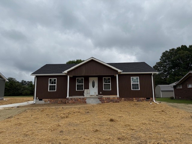 1427 Old Estill Springs Road Tullahoma, TN 37388 - Photo 2 of 44 a front view of a house with a yard