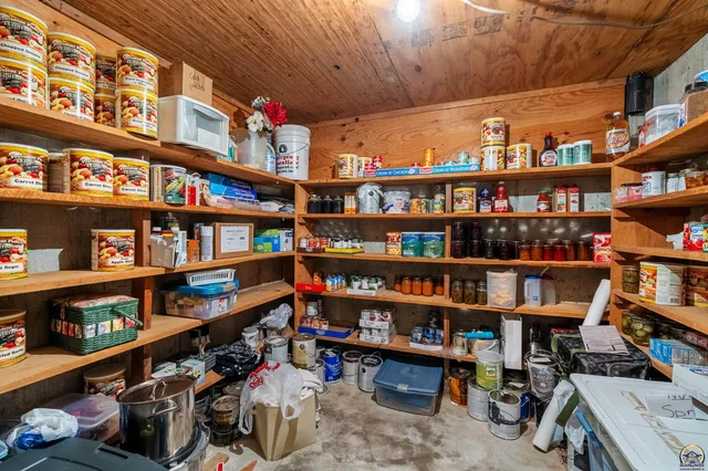 $599,999 | 845 C Street, Centralia, KS 66415