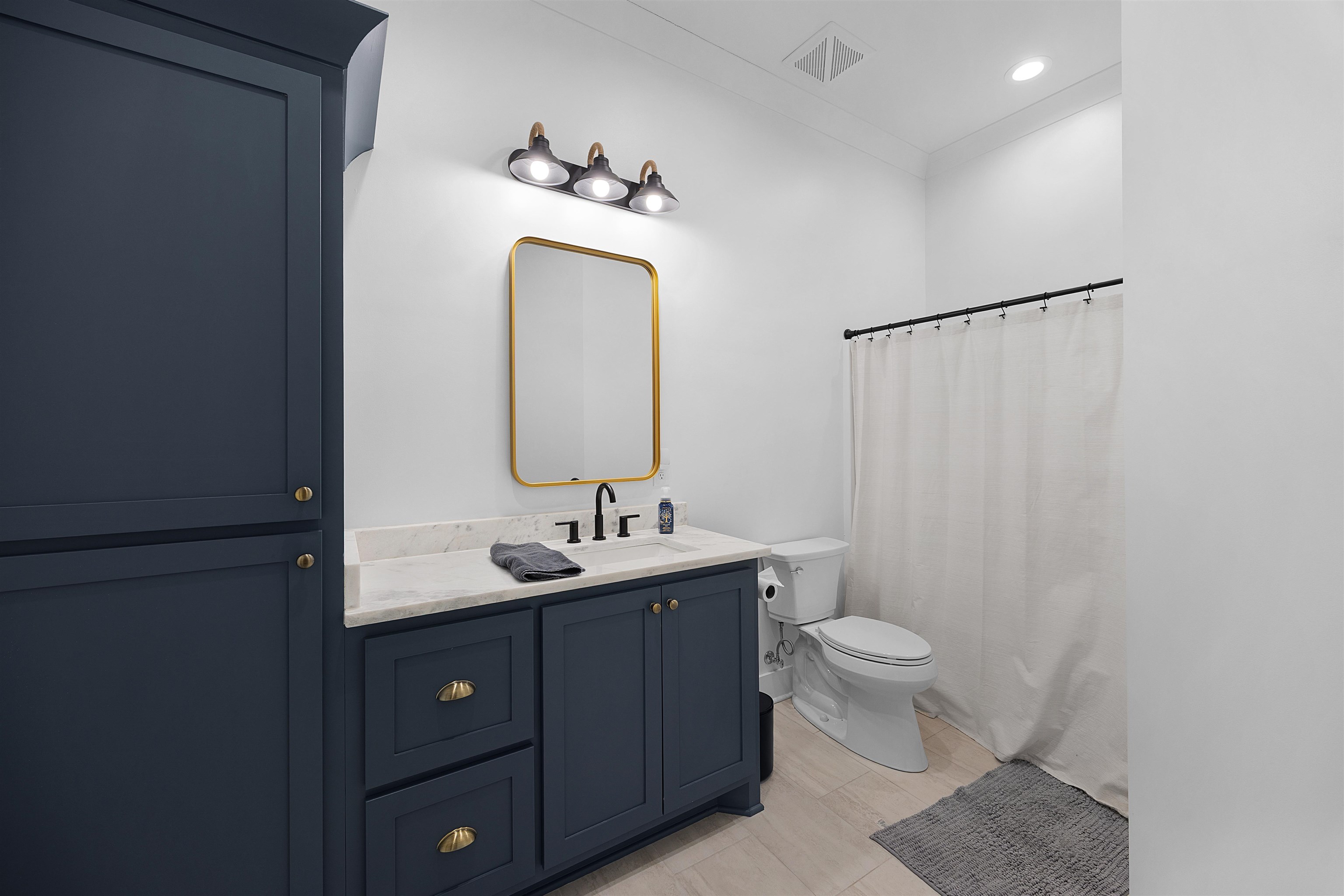 15 Daylight Cove Savannah, TN 38372 - Photo 22 of 37 a bathroom with a toilet sink and mirror