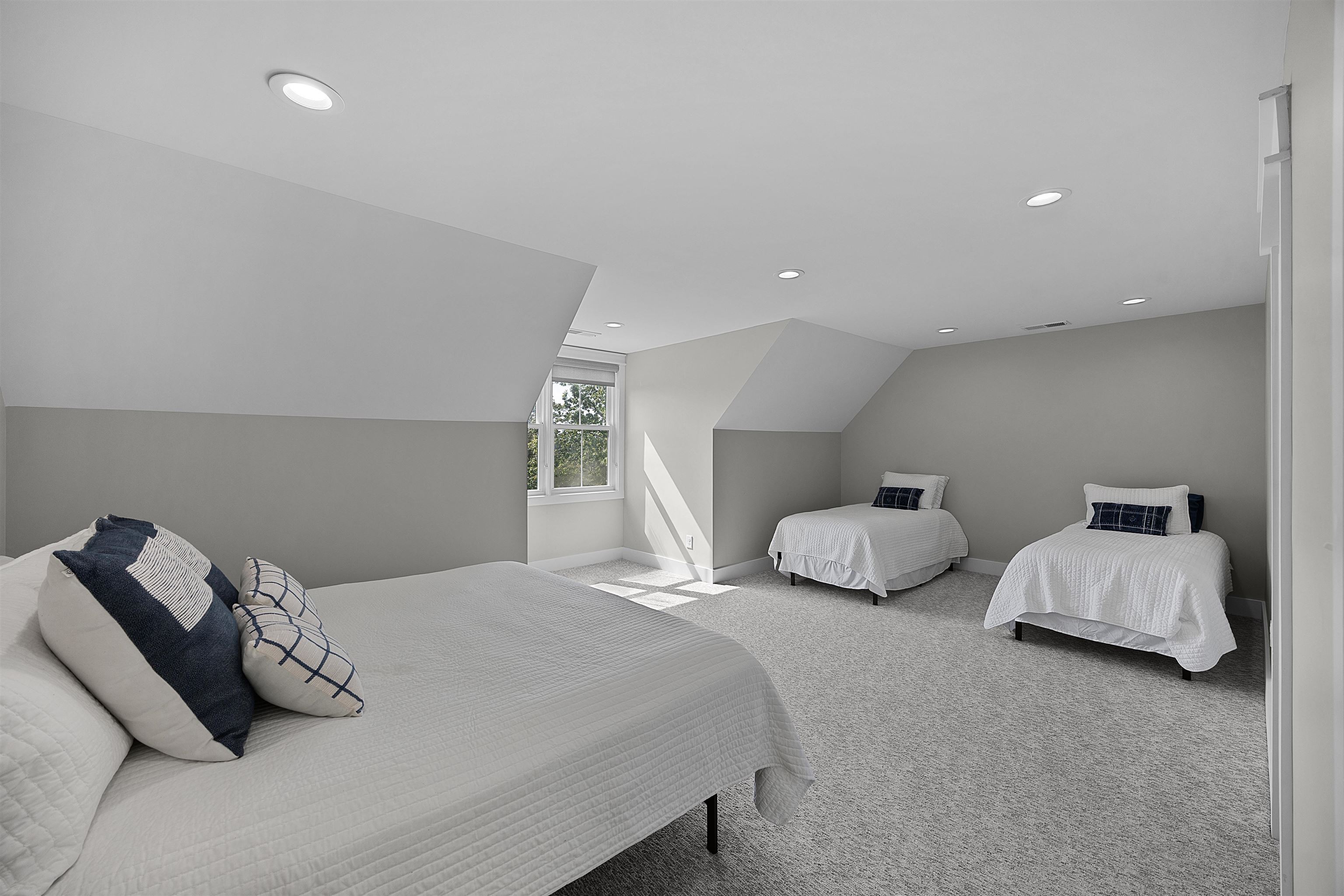 15 Daylight Cove Savannah, TN 38372 - Photo 23 of 37 a bedroom with two bed and a lamp