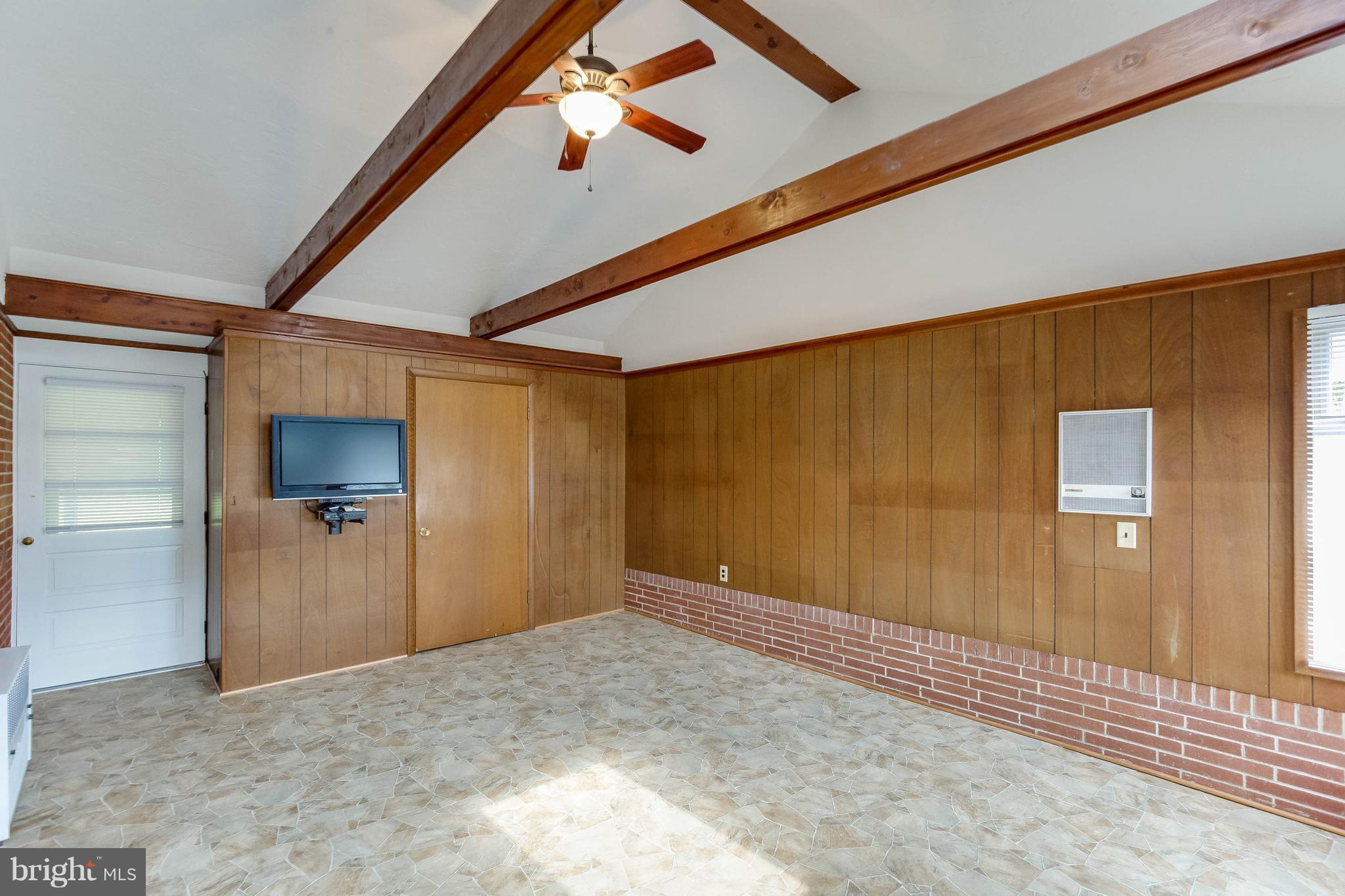 3430 Hampstead Mexico Road Hampstead, MD 21074 - Photo 20 of 28 Spacious Family Room with vaulted ceiling.