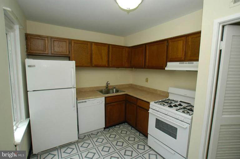 9651 White Acre Road, Unit B2 Columbia, MD 21045 - Photo 3 of 12 Kitchen