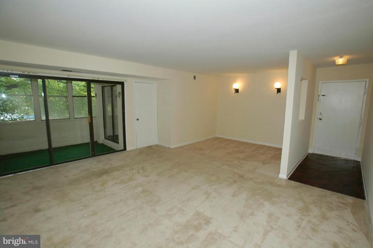 9651 White Acre Road, Unit B2 Columbia, MD 21045 - Photo 6 of 12 Living Room/Dining Room