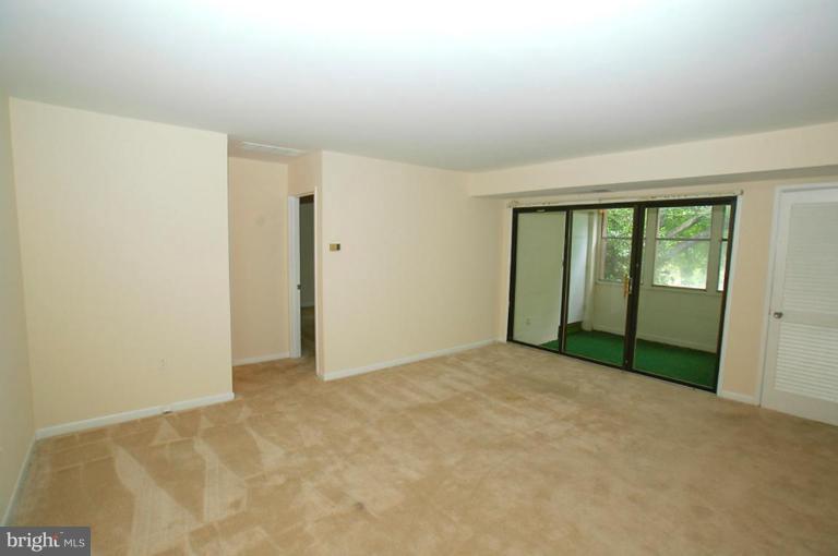 9651 White Acre Road, Unit B2 Columbia, MD 21045 - Photo 7 of 12 Living Room