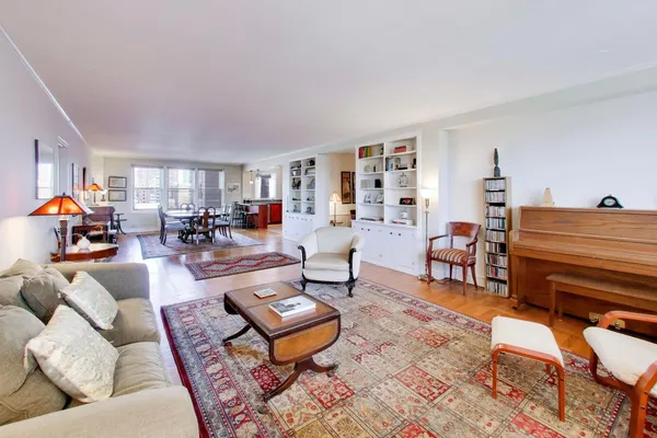 $549,000 | 1585 Ridge Avenue, Unit 505, Evanston, IL 60201