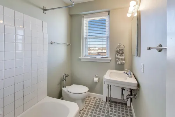 $549,000 | 1585 Ridge Avenue, Unit 505, Evanston, IL 60201