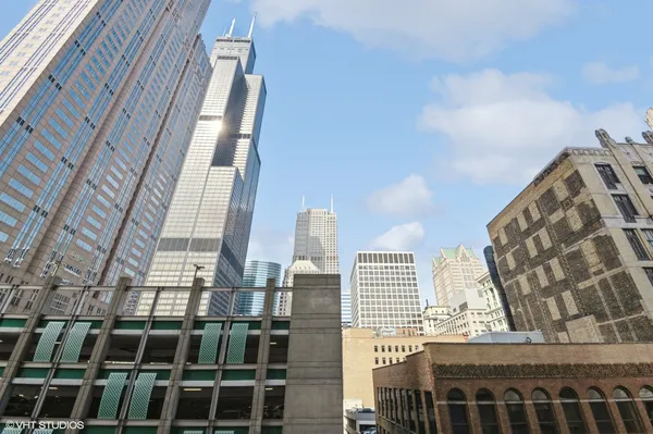 $2,200 | 235 West Van Buren Street, Unit 1421, Chicago, IL 60607