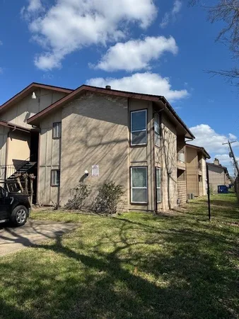 a front view of house with yard