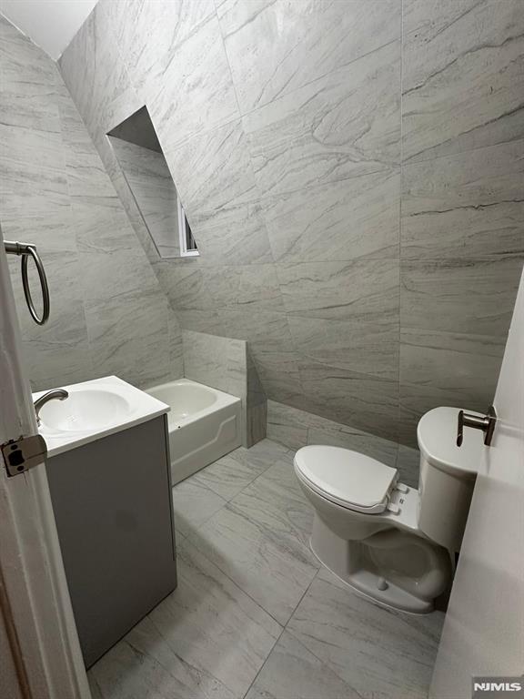 65 Lincoln Place, Unit 2 Garfield, NJ 07026 - Photo 7 of 13 a bathroom with a toilet and a tub