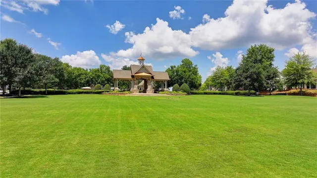 a view of yard with green space