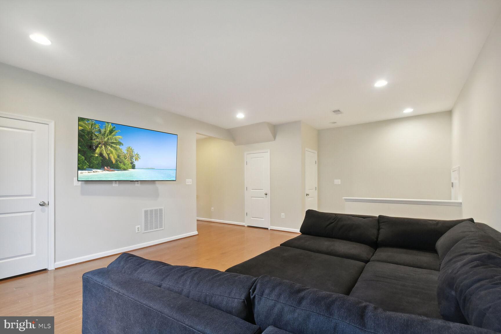 42275 Rhett Drive Brambleton, VA 20148 - Photo 4 of 39 Gallery Image 4