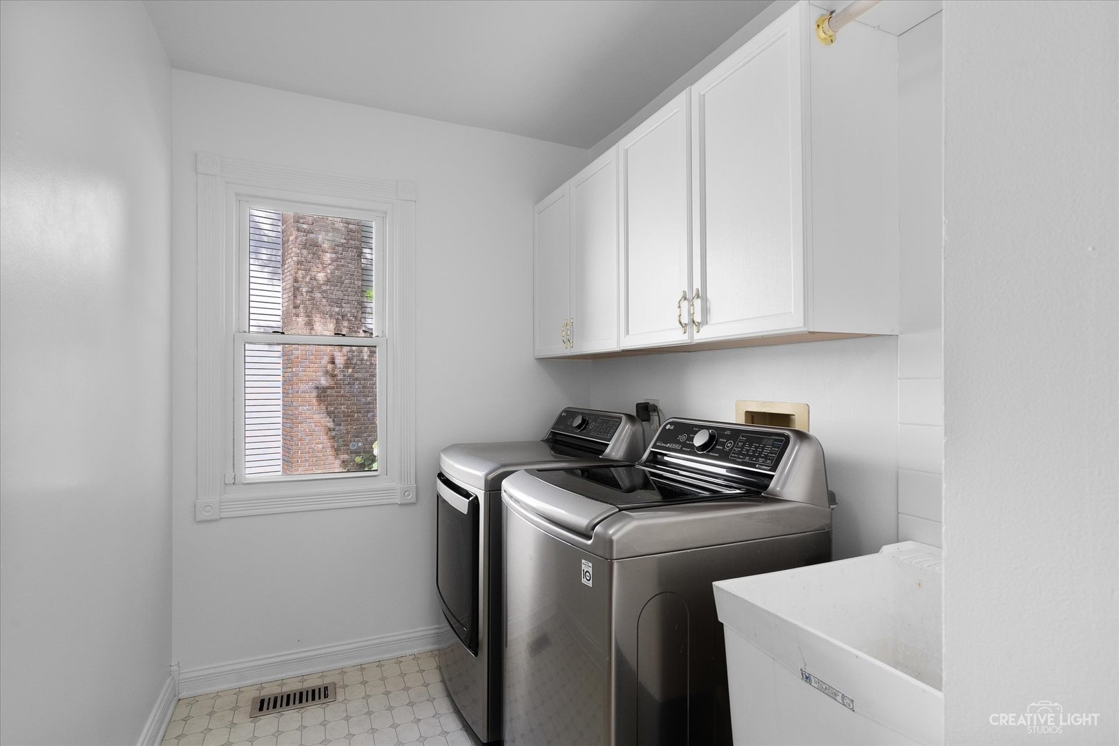 409 Flock Avenue Naperville, IL 60565 - Photo 19 of 48 a utility room with dryer and washer