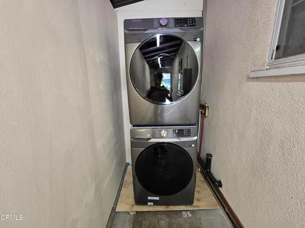 a close up view of a washer and dryer