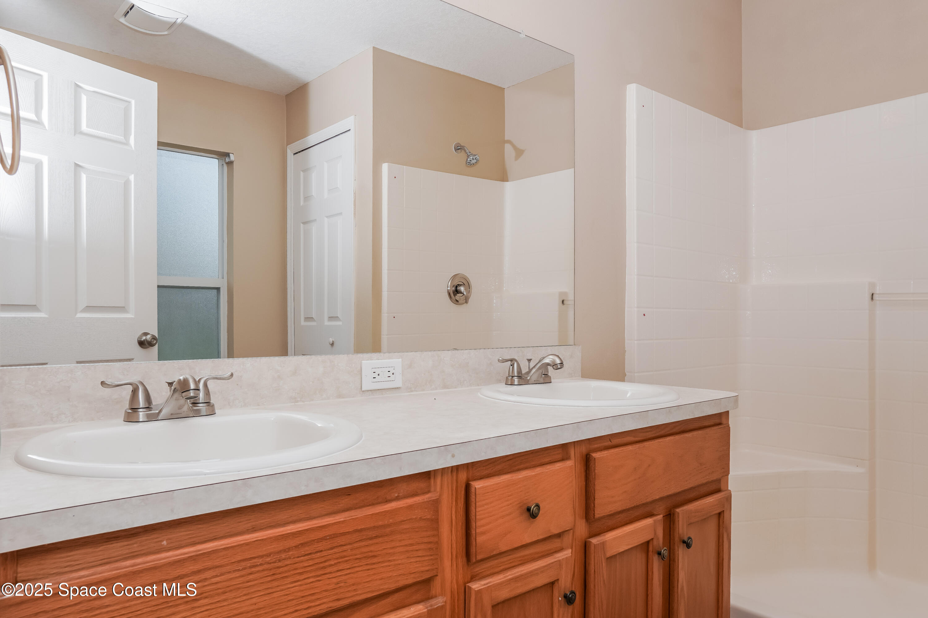 225 Gordon Road Northwest Palm Bay, FL 32907 - Photo 10 of 17 010-photo-primary-bathroom-11046480