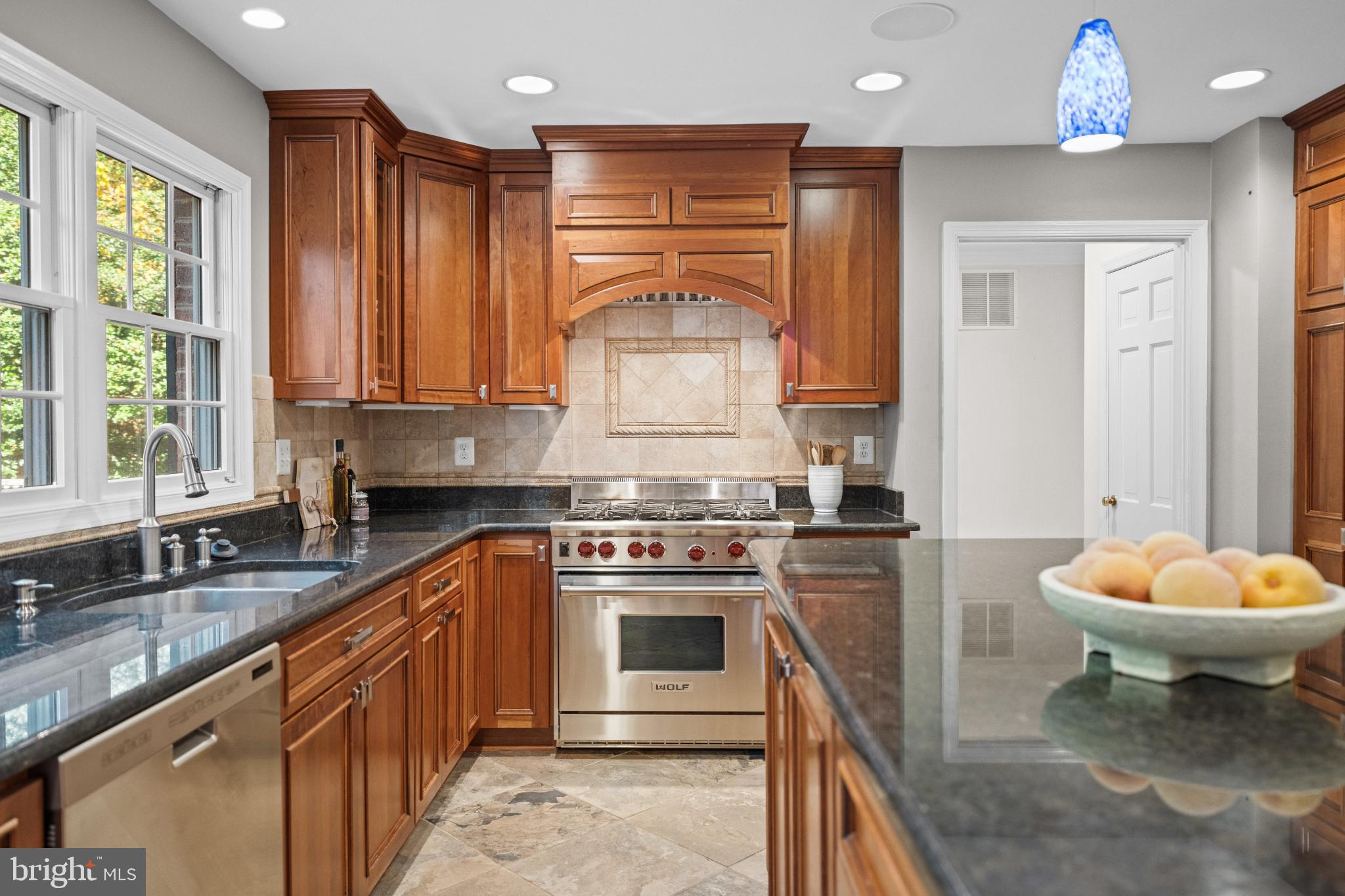 6710 Wemberly Way McLean, VA 22101 - Photo 18 of 46 Stainless appliances