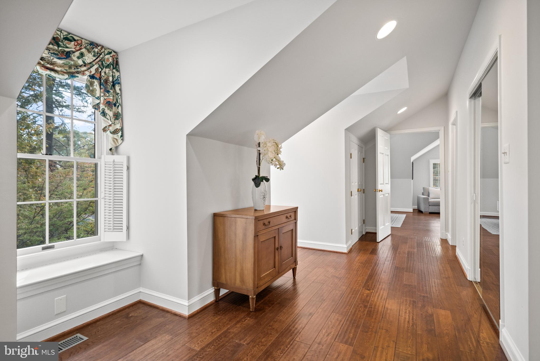 6710 Wemberly Way McLean, VA 22101 - Photo 26 of 46 Bright and airy hallway