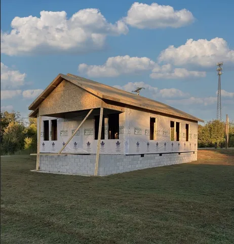a front view of house with yard
