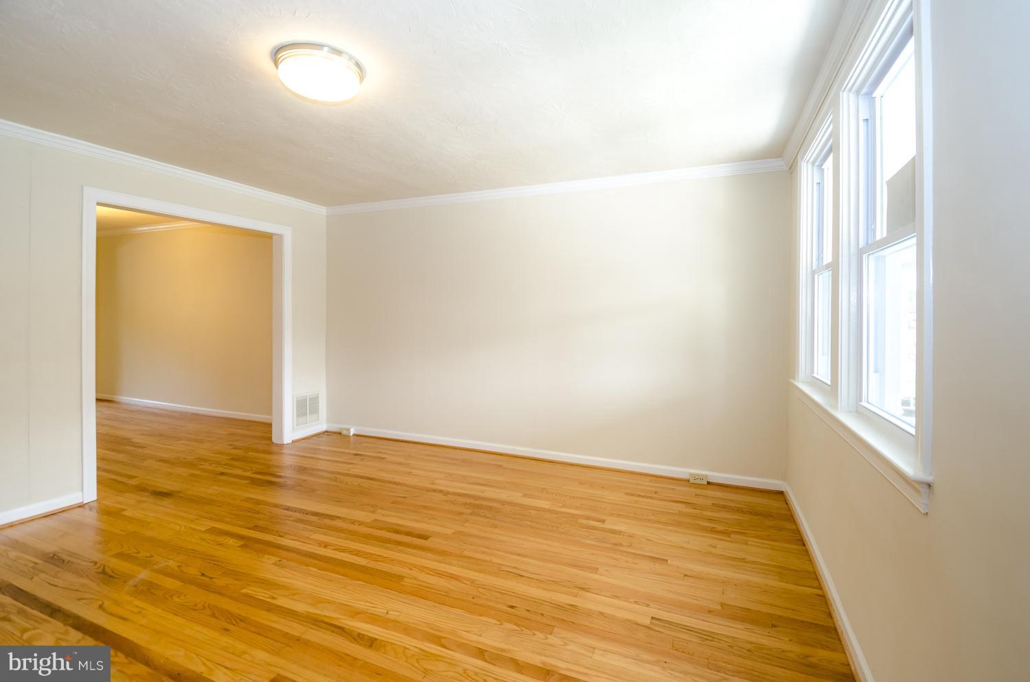 324 Old Riverside Road Baltimore, MD 21225 - Photo 3 of 17 Living Room
