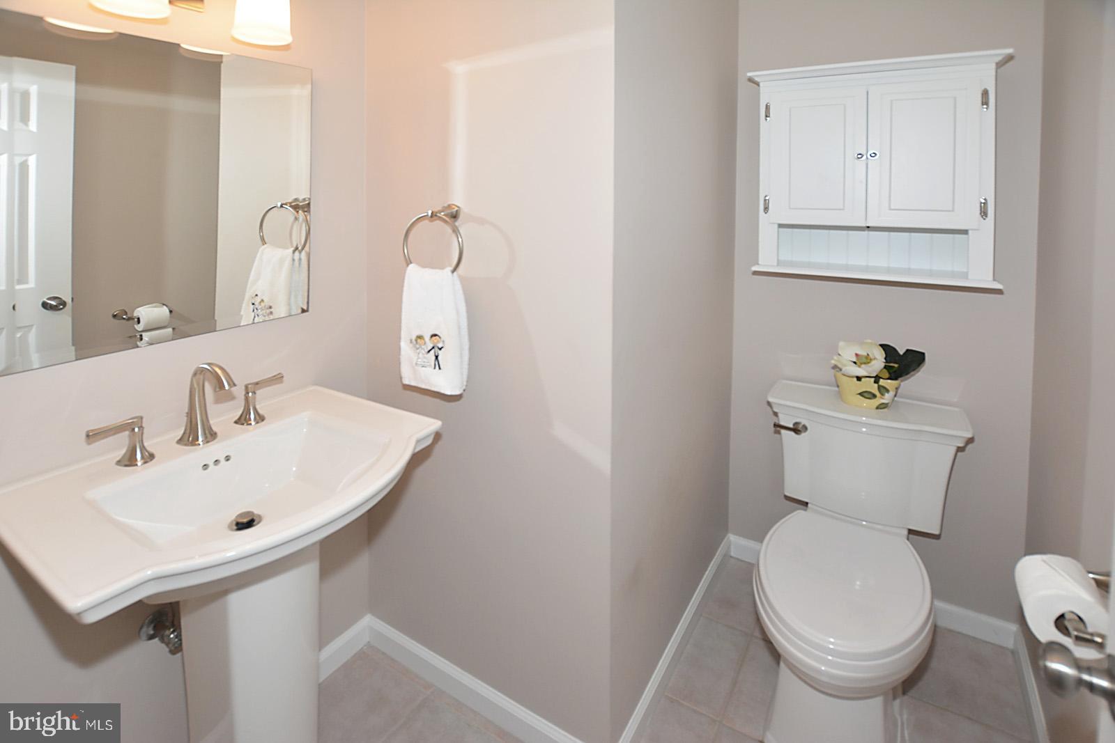 6113 Eagle Landing Road Burke, VA 22015 - Photo 19 of 41 Main Level powder room w/pedestal sink.