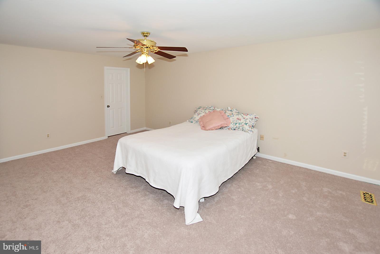 6113 Eagle Landing Road Burke, VA 22015 - Photo 21 of 41 Primary BR w/large walk-in-closet & ensuite bath.