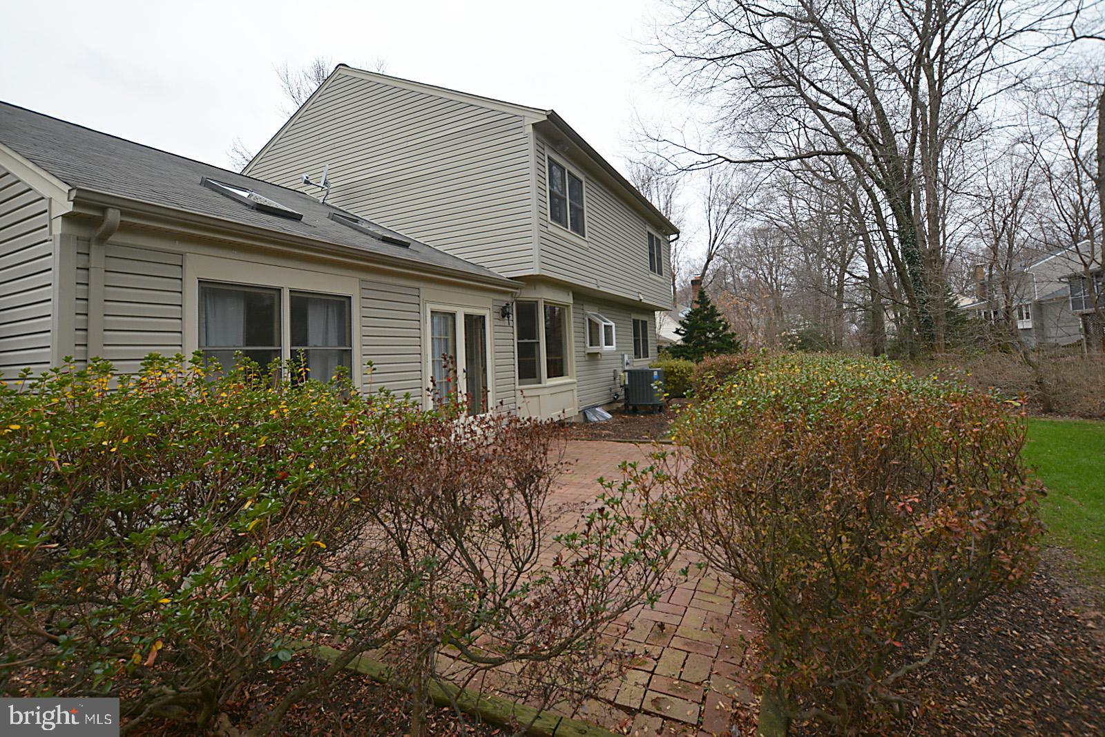 6113 Eagle Landing Road Burke, VA 22015 - Photo 39 of 41 Vinyl siding just power washed.
