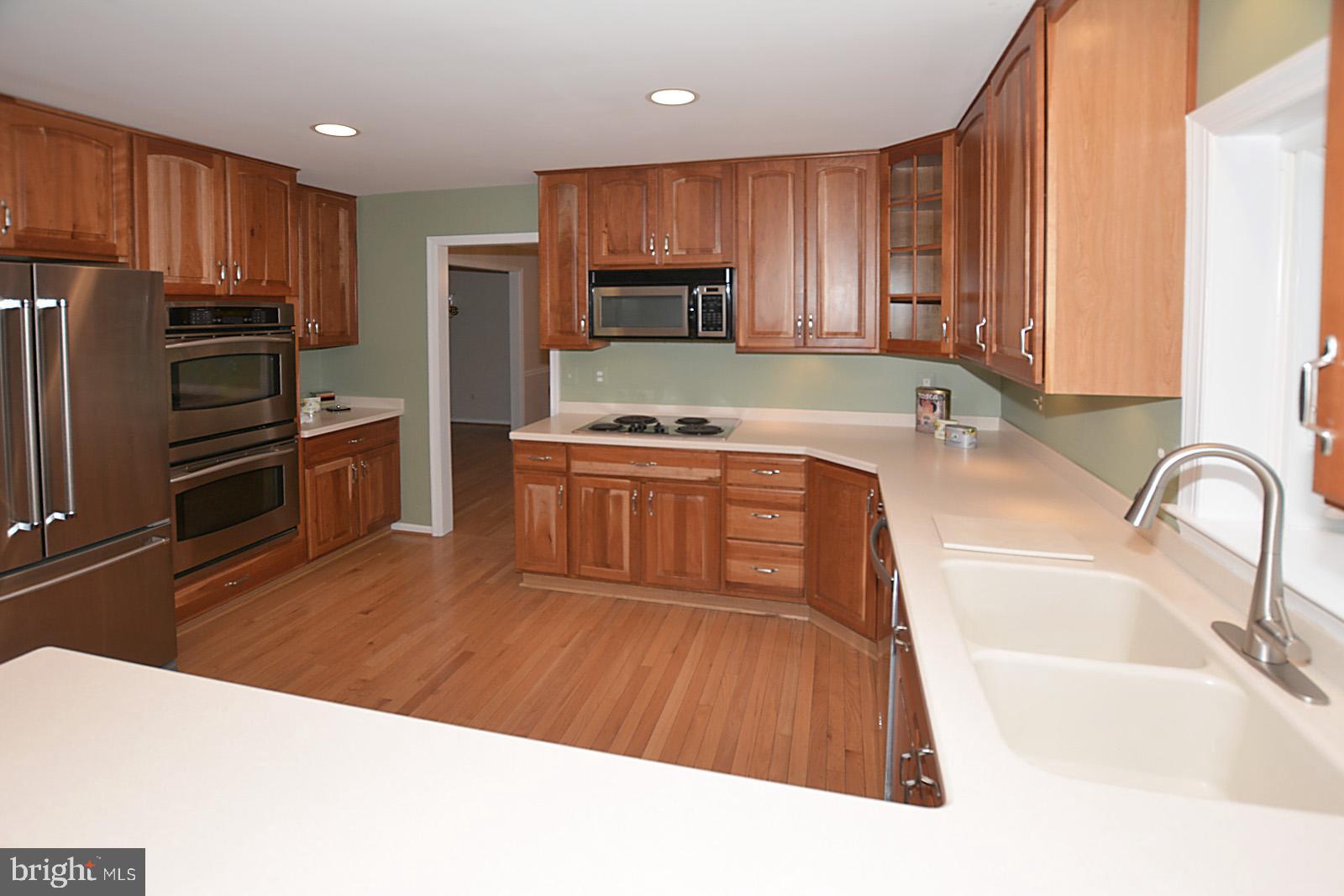 6113 Eagle Landing Road Burke, VA 22015 - Photo 6 of 41 Chef's dream kitchen with expansive countertops!