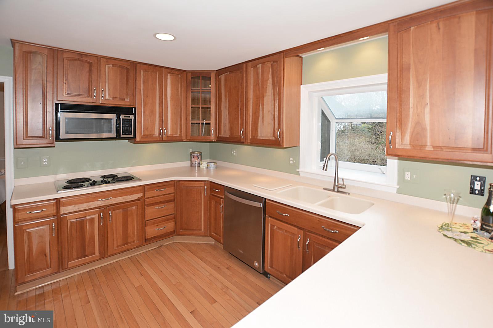 6113 Eagle Landing Road Burke, VA 22015 - Photo 7 of 41 Easy for 2, U -Shape counter + a greenhse window