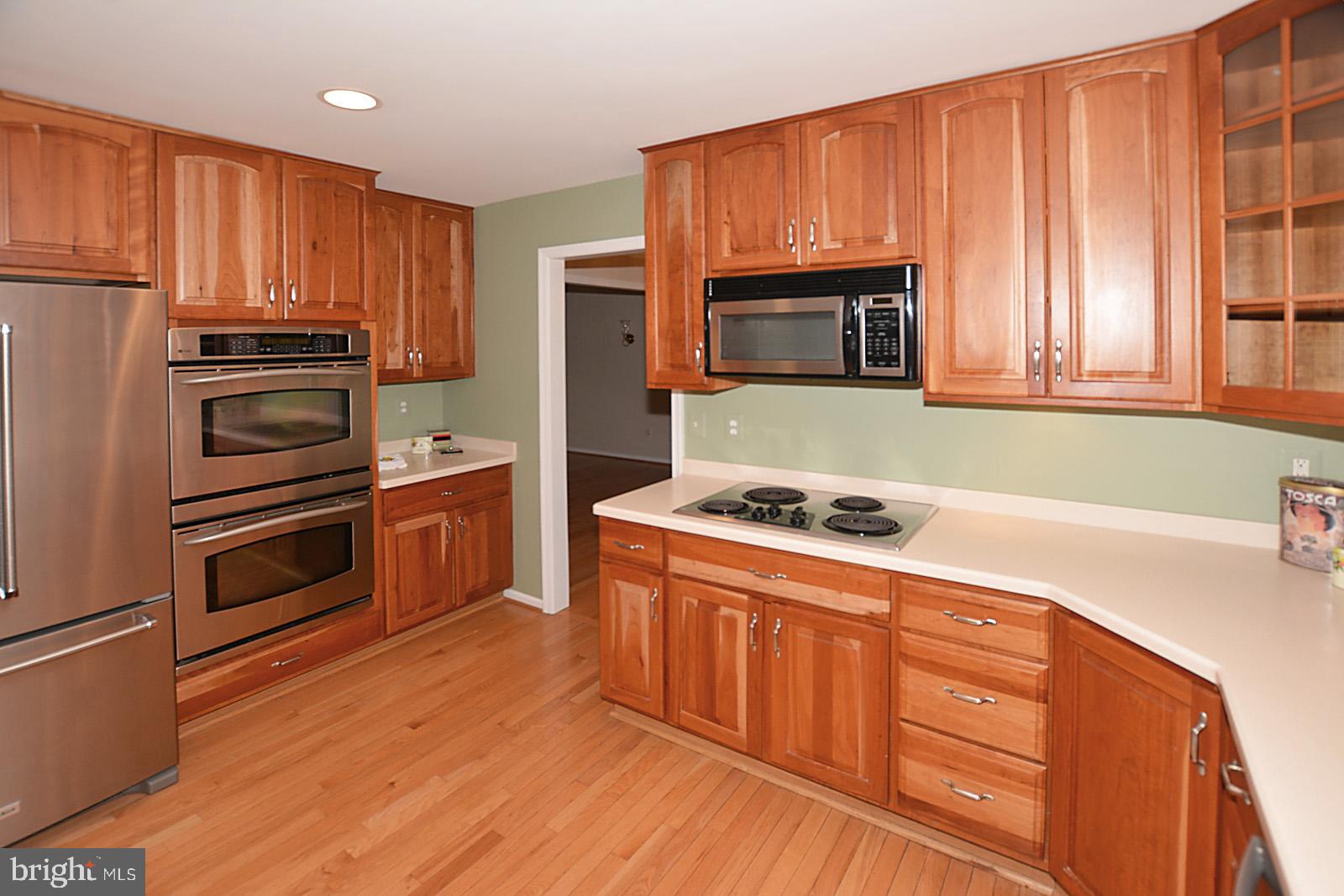 6113 Eagle Landing Road Burke, VA 22015 - Photo 8 of 41 Stainless steel appliances include convectin oven.