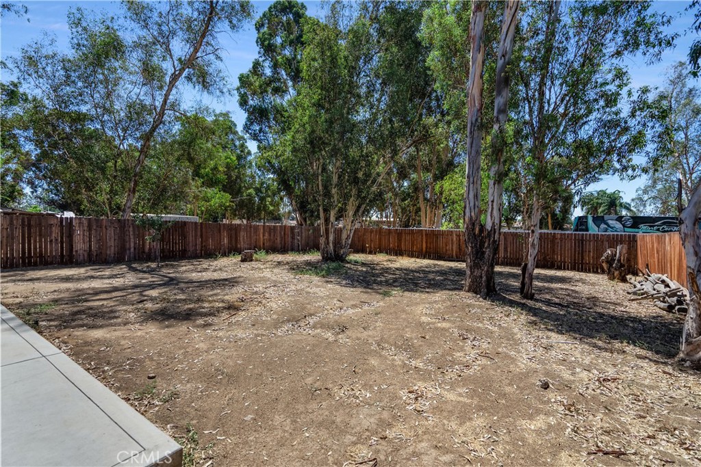 6800 Arlington Avenue Riverside, CA 92504 - Photo 23 of 25 a backyard of a house with lots of green space