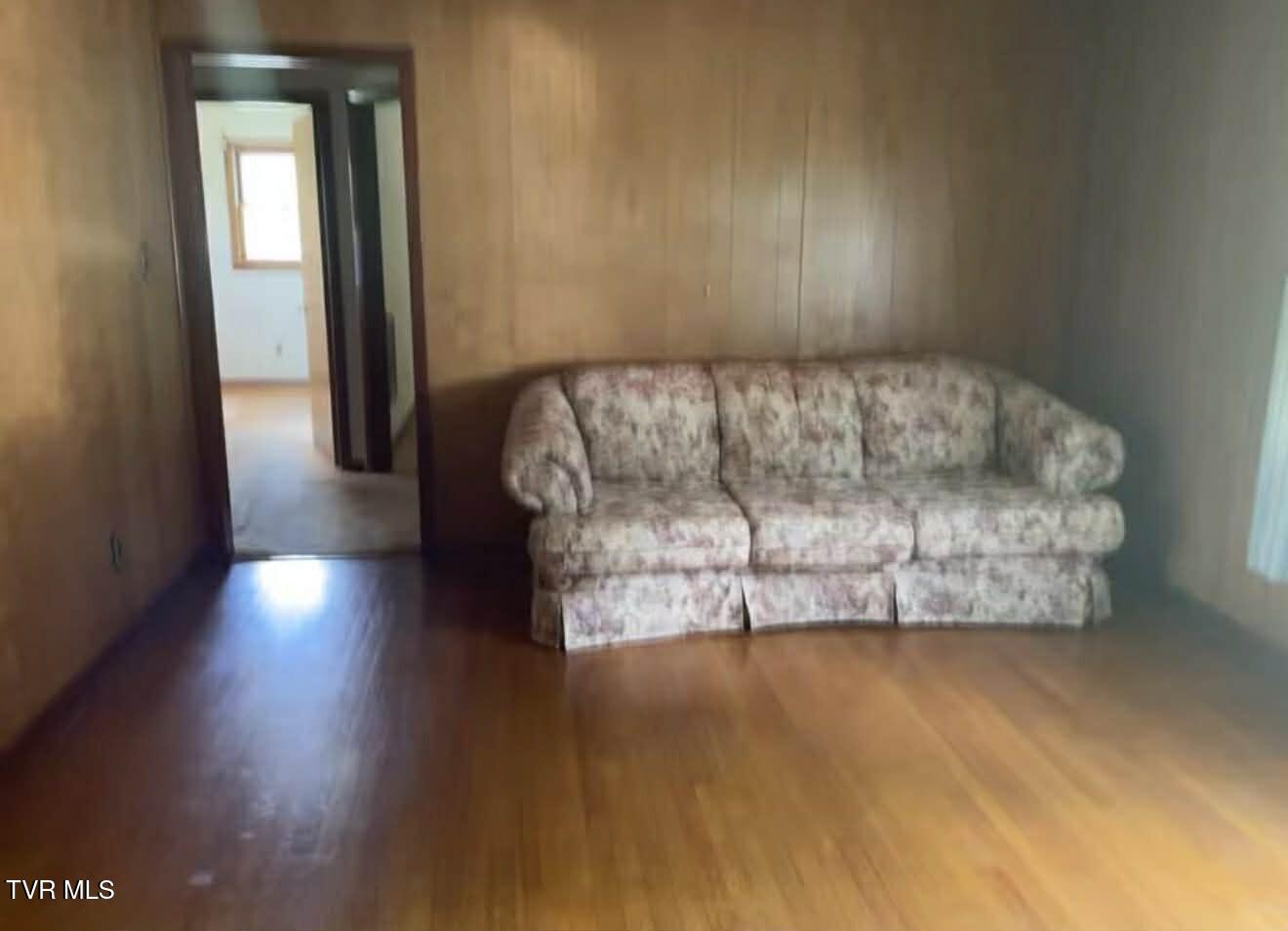237 Bullock Hollow Road Bristol, TN 37620 - Photo 4 of 10 754031e9-9821-4b80-88e5-4df597f477ec