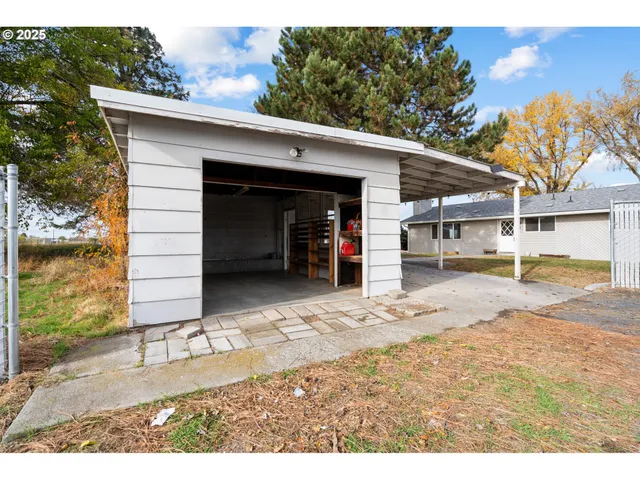 a view of a house with backyard