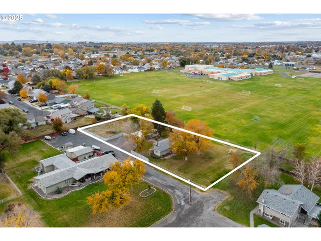 a view of a tennis court