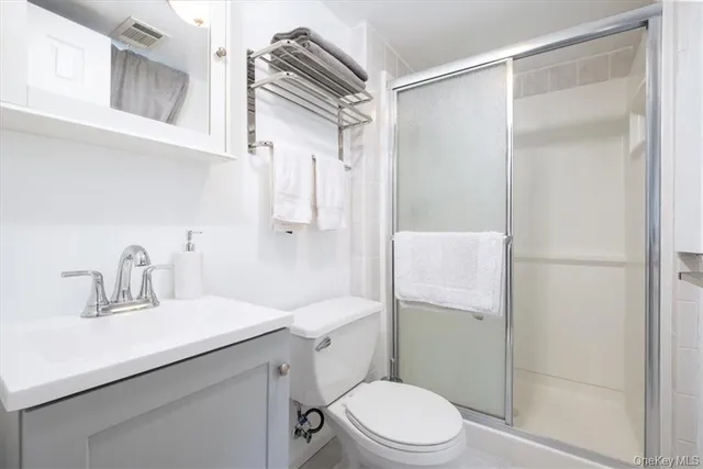 $899,000 | 1 North Amundsen Lane, Airmont, NY 10901