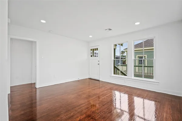 $2,400 | 1106 Winnie Street, Galveston, TX 77550