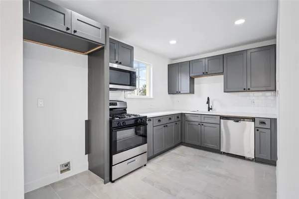 $2,400 | 1106 Winnie Street, Galveston, TX 77550