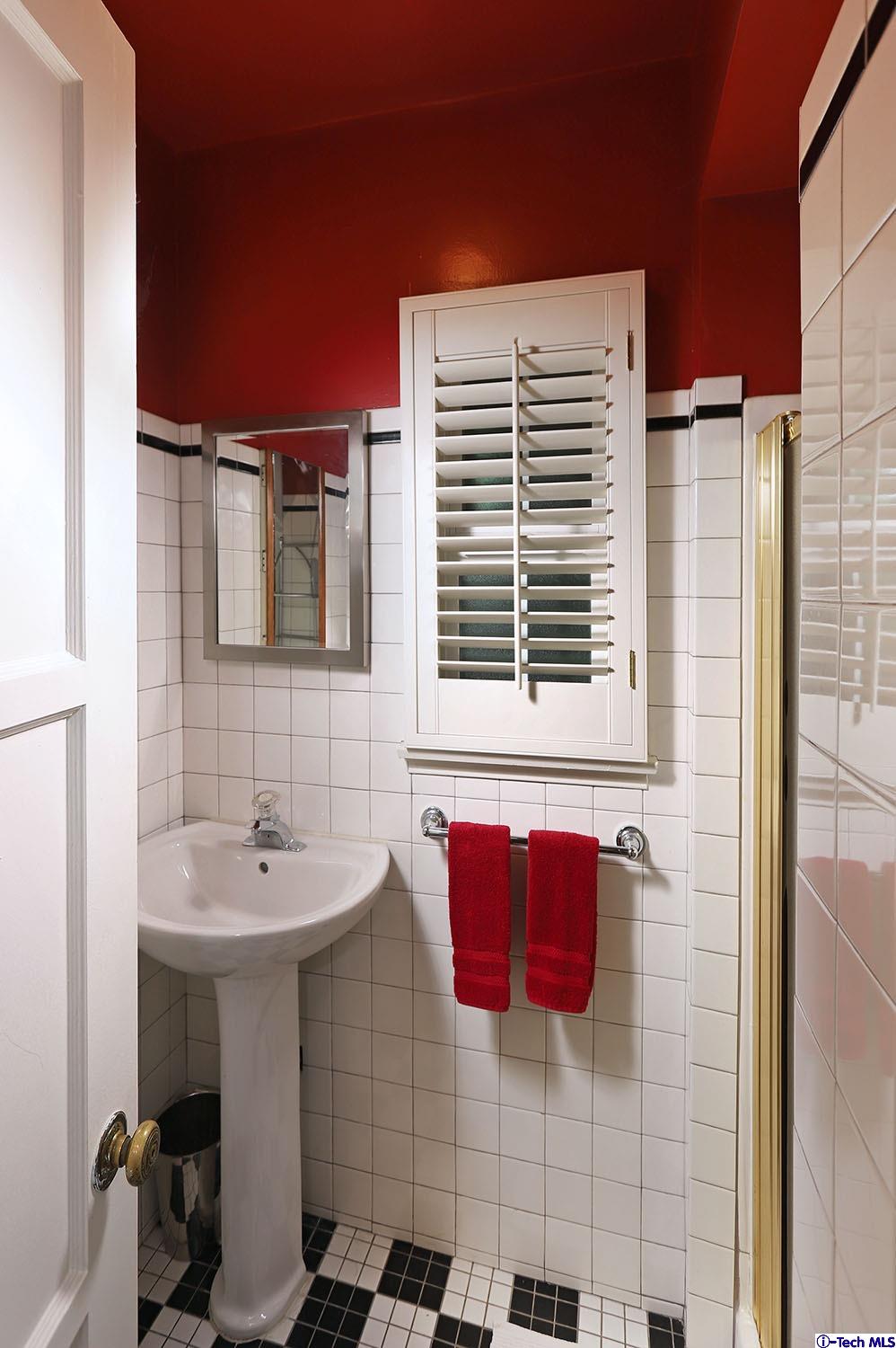 2011 West Kenneth Road Glendale, CA 91201 - Photo 18 of 32 Gallery Image 18