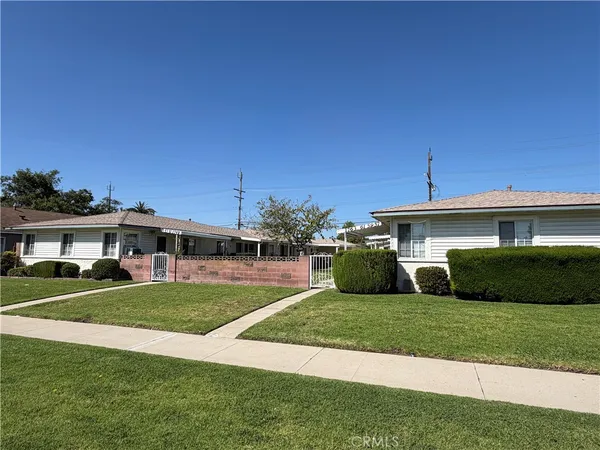 a view of a yard in front of a house