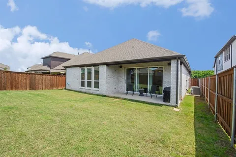 a view of a house with backyard and porch