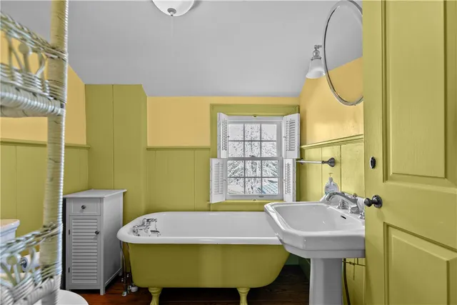 $749,999 | 237 Commonwealth Avenue, Warwick, RI 02886