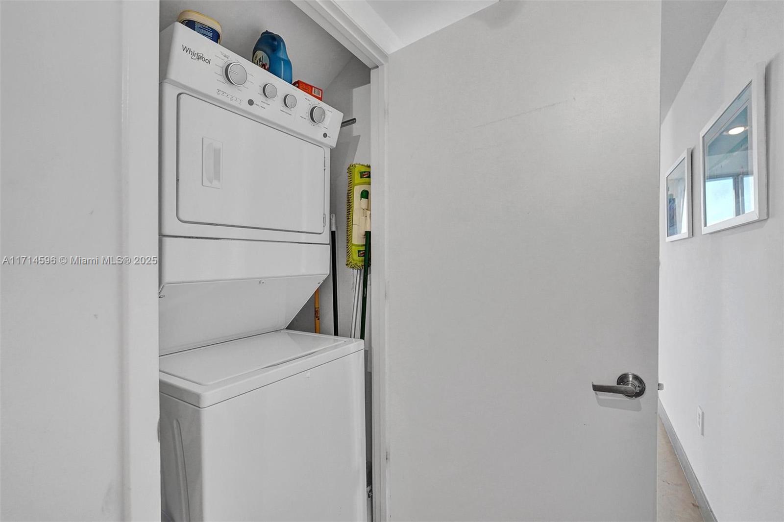 495 Brickell Avenue, Unit PH5701 Miami, FL 33131 - Photo 21 of 31 a utility room with dryer and washer